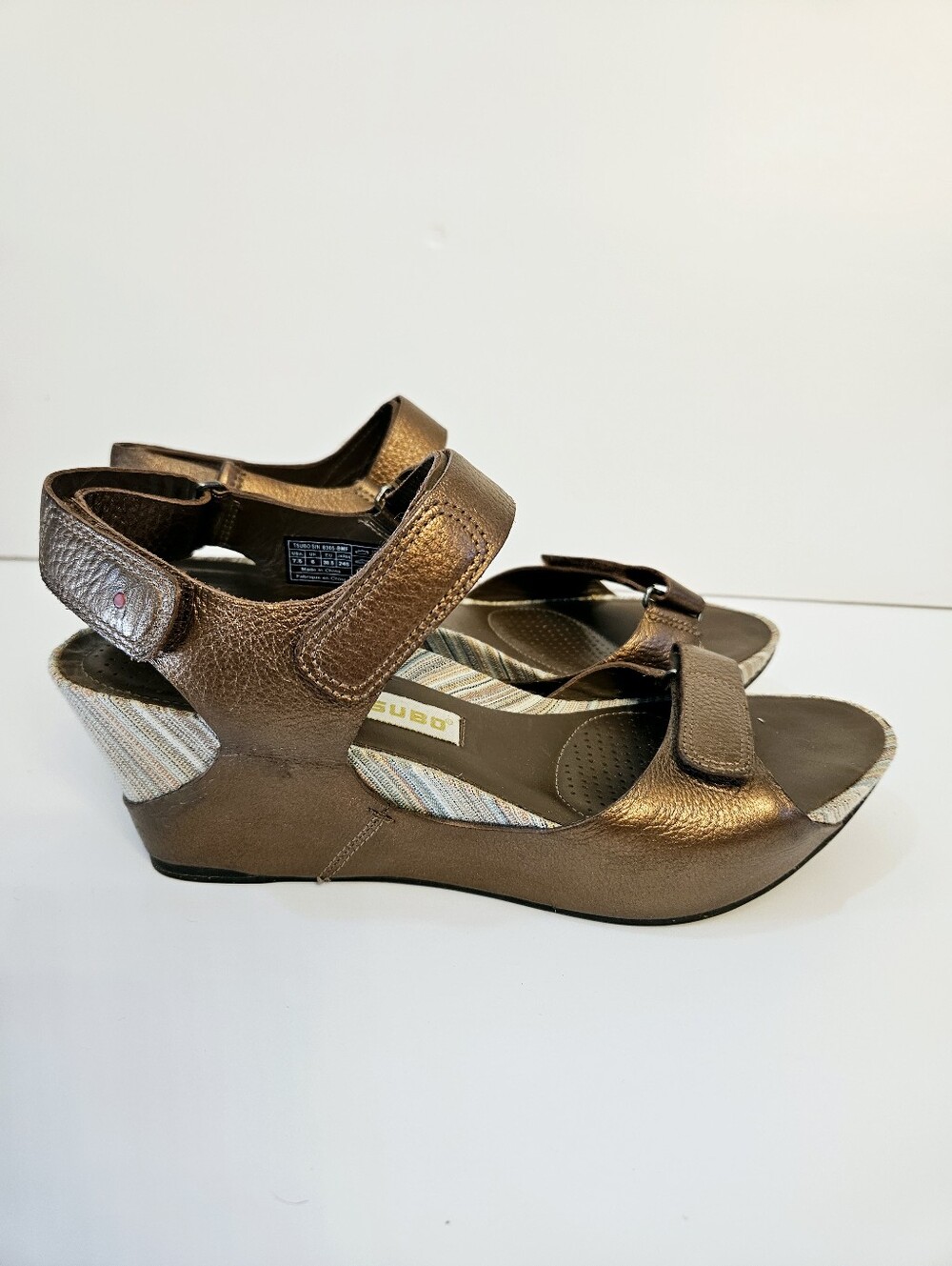 Tsubo Cavell Wedge Sandals Size 7.5 Leather Upper Comfort Shoes EUC